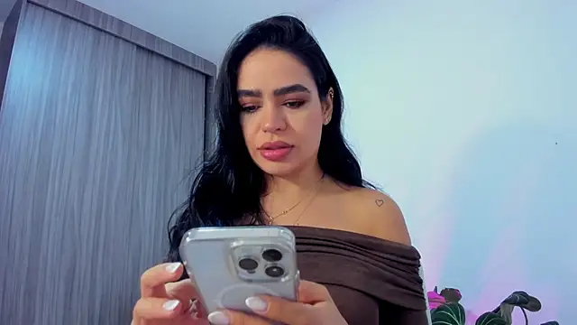 Snapshot of Sara_Leblanc chatting on 10.08.25 Sara Leblanc online show from 10.08.25