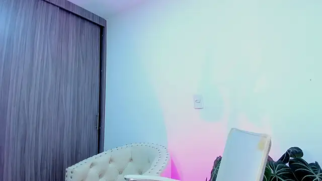 Snapshot of Sara_Leblanc chatting on 10.28.25 Sara Leblanc online show from 10.28.25