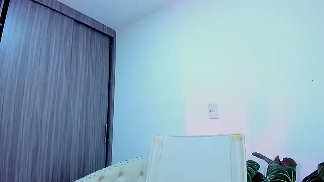 Snapshot of Sara_Leblanc chatting on 11.19.25 Sara Leblanc online show from 11.19.25