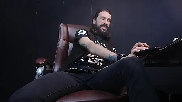 Snapshot of AxelColton chatting on 02.13.25 AxelColton online show from 02.13.25