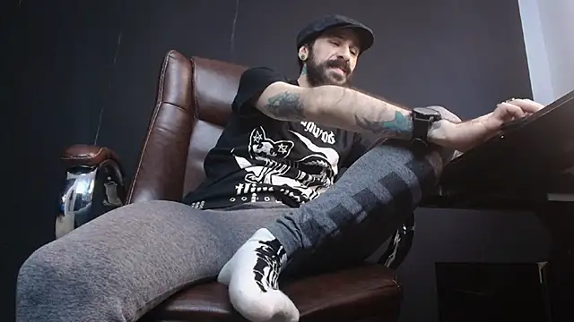 Snapshot of AxelColton chatting on 03.02.25 AxelColton online show from 03.02.25