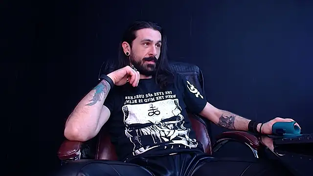 Snapshot of AxelColton chatting on 11.06.25 AxelColton online show from 11.06.25