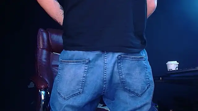 Snapshot of AxelColton chatting on 11.26.25 AxelColton online show from 11.26.25