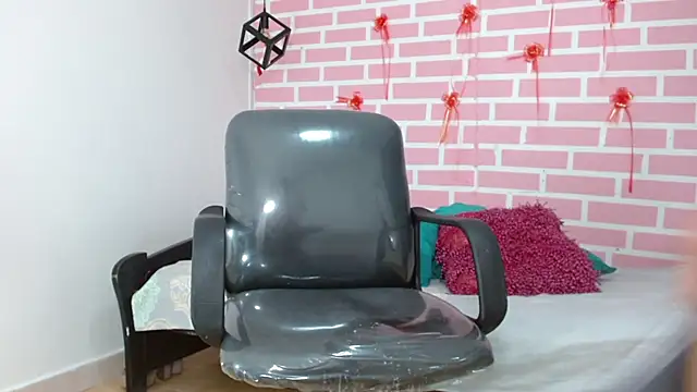 Snapshot of dani-lue chatting on 02.20.25 dani-lue online show from 02.20.25