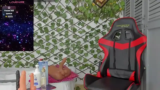 Snapshot of dani-lue chatting on 11.15.25 dani-lue online show from 11.15.25