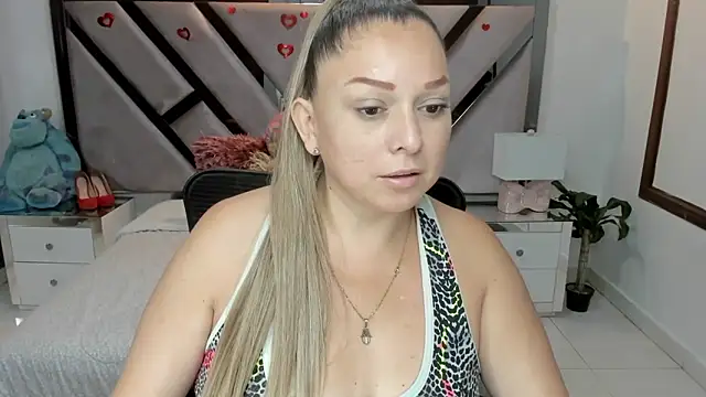 Snapshot of natalia5560 chatting on 11.24.25 natalia5560 online show from 11.24.25