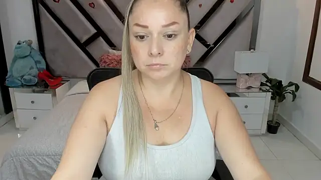 Snapshot of natalia5560 chatting on 11.25.25 natalia5560 online show from 11.25.25