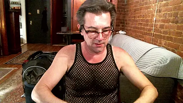 Johnny Bottoms online show from 04.05.26