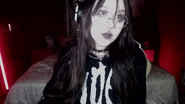 Snapshot of chloe_crystall_killer chatting on 10.09.25 chloe crystall killer online show from 10.09.25