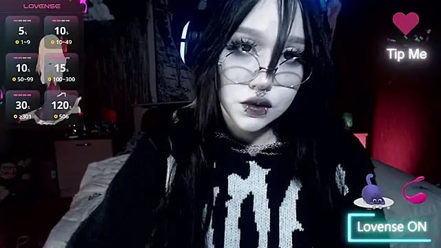 Snapshot of chloe_crystall_killer chatting on 10.27.25 chloe crystall killer online show from 10.27.25