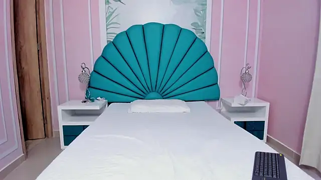 Daphne Fox  online show from 01.05.25