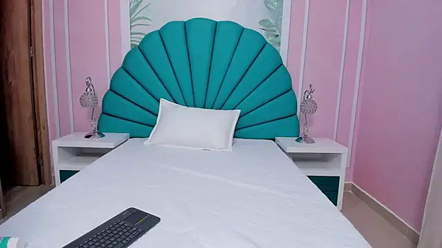 Daphne Fox  online show from 02.22.25