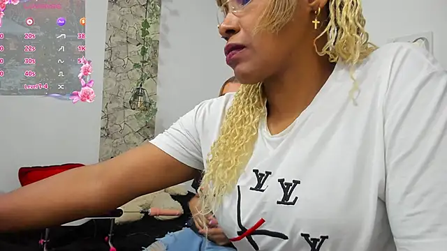 Snapshot of evelin_cloy_golden chatting on 12.27.24 evelin cloy golden online show from 12.27.24