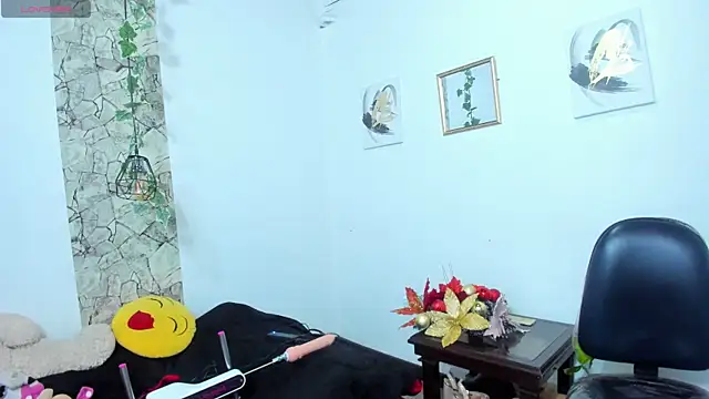 Snapshot of evelin_cloy_golden chatting on 12.31.24 evelin cloy golden online show from 12.31.24