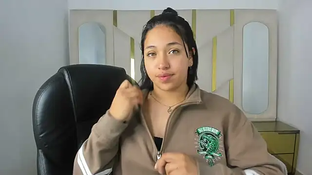 Snapshot of IsabellRodriguez18 chatting on 10.29.25 IsabellRodriguez18 online show from 10.29.25