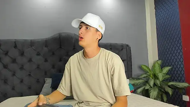 Snapshot of two_milkyway chatting on 03.20.25 two milkyway online show from 03.20.25