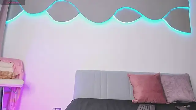 Snapshot of newbarbiedolly chatting on 11.09.25 newbarbiedolly online show from 11.09.25