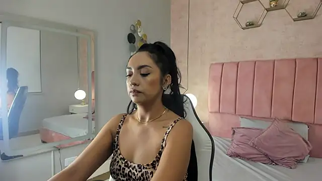 MAGIC AURORAA online show from 03.04.25