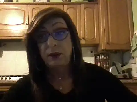 Snapshot of Tiabet chatting on 03.20.25 Tiabet online show from 03.20.25