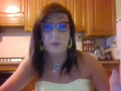 Snapshot of Tiabet chatting on 11.27.25 Tiabet online show from 11.27.25