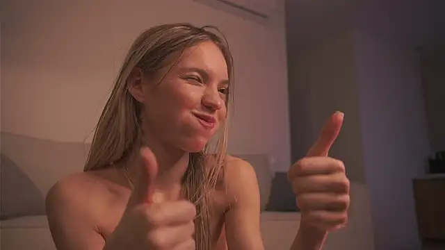 Snapshot of alittlestarrr chatting on 01.25.25 alittlestarrr online show from 01.25.25