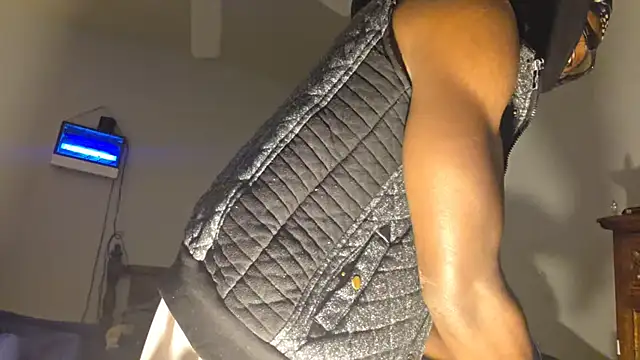 Snapshot of dominatingblacklove chatting on 11.20.25 dominatingblacklove online show from 11.20.25