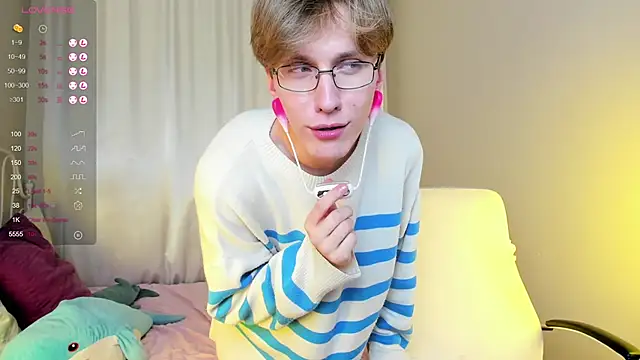 Snapshot of Adrian_Di chatting on 02.08.25 Adrian Di online show from 02.08.25