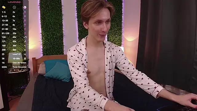 Snapshot of Adrian_Di chatting on 03.08.25 Adrian Di online show from 03.08.25