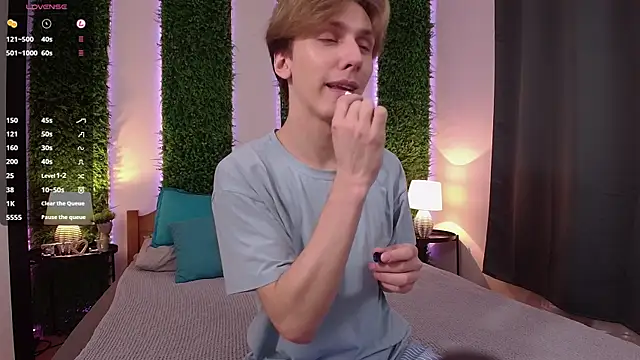 Snapshot of Adrian_Di chatting on 03.11.25 Adrian Di online show from 03.11.25