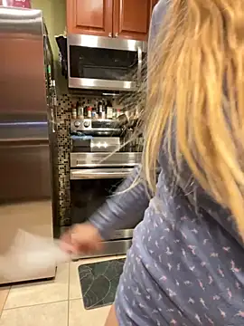 Snapshot of thigh_hi chatting on 11.08.25 thigh hi online show from 11.08.25