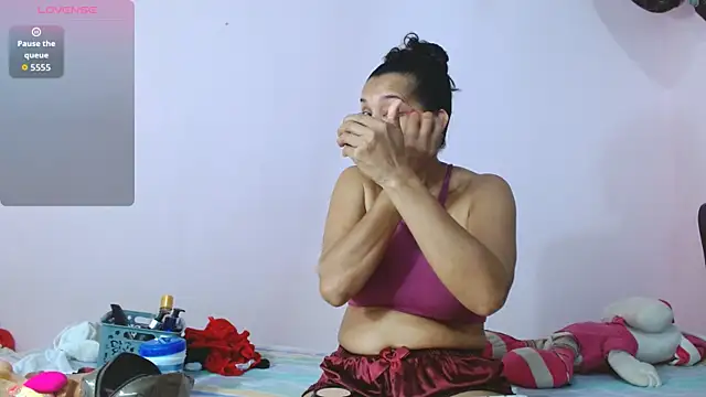 Snapshot of latinabueno41 chatting on 10.25.25 latinabueno41 online show from 10.25.25