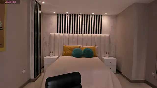 NiaSalvatore online show from 10.04.25