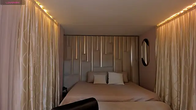 NiaSalvatore online show from 10.23.25