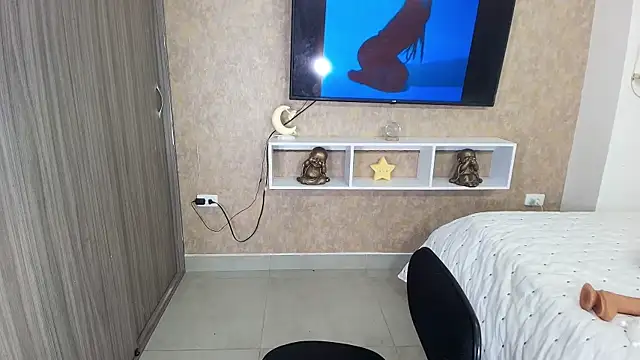 Snapshot of sexy_melany_xxx chatting on 12.13.24 sexy melany xxx online show from 12.13.24