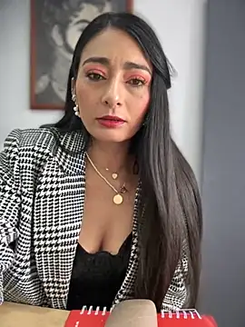 BELLA--26 online show from 11.18.25