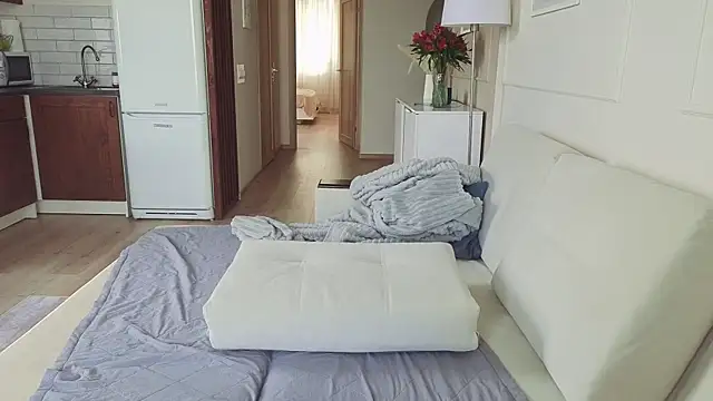 KristineEsme online show from 10.12.25