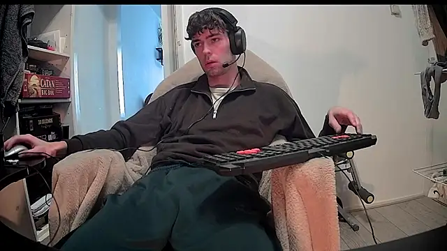 Snapshot of onesieboyx chatting on 01.31.25 onesieboyx online show from 01.31.25