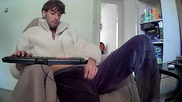 Snapshot of onesieboyx chatting on 10.02.25 onesieboyx online show from 10.02.25