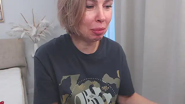 Snapshot of AnnyUBright chatting on 01.16.25 AnnyUBright online show from 01.16.25