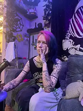 Snapshot of trashbrat chatting on 04.28.26 trashbrat online show from 04.28.26