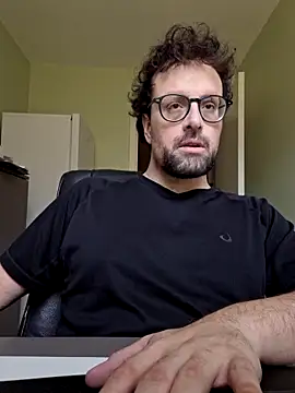 Snapshot of littlehairyman chatting on 03.04.25 littlehairyman online show from 03.04.25