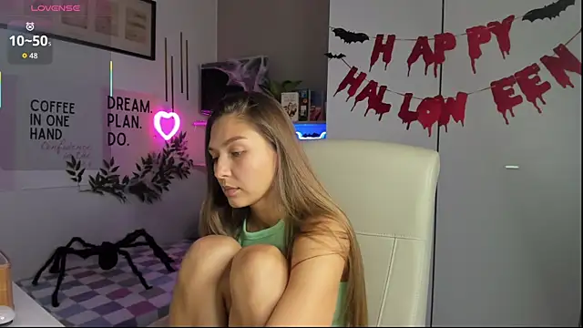 Snapshot of SofiaLolipop chatting on 10.28.25 SofiaLolipop online show from 10.28.25