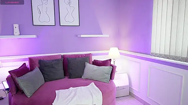 Emma Walkerr  online show from 03.17.25