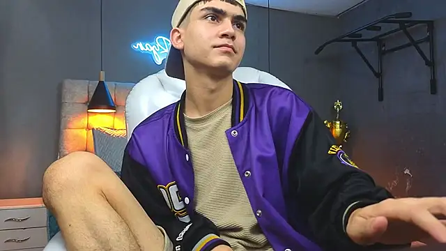 Snapshot of Tommy18__ chatting on 02.13.25 Tommy18 online show from 02.13.25