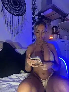 Snapshot of CheekyChels chatting on 03.06.25 CheekyChels online show from 03.06.25