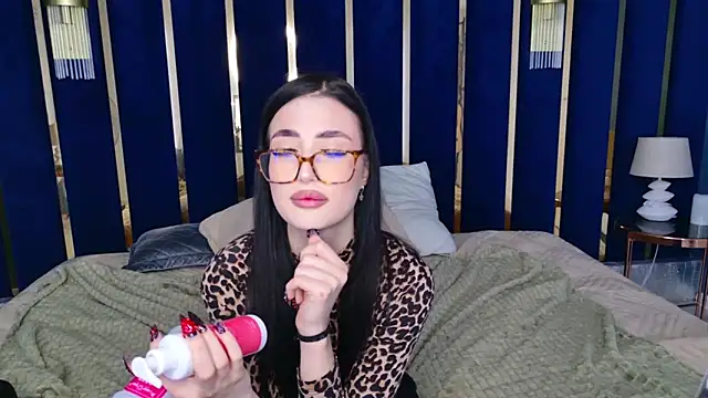 Snapshot of EmmaLawrens chatting on 02.07.25 EmmaLawrens online show from 02.07.25