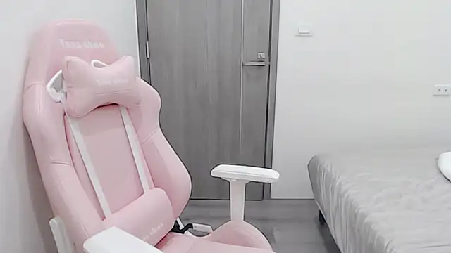 Snapshot of minnie9009 chatting on 10.31.25 minnie9009 online show from 10.31.25