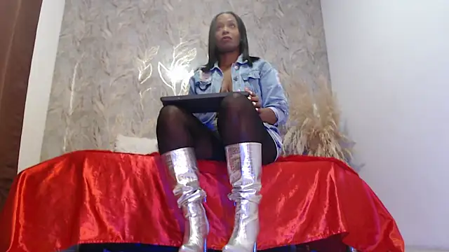 Snapshot of RAICHELLCOOPER1 chatting on 11.30.25 RAICHELLCOOPER1 online show from 11.30.25