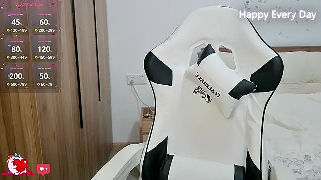 Snapshot of SlewVirus chatting on 10.20.25 SlewVirus online show from 10.20.25