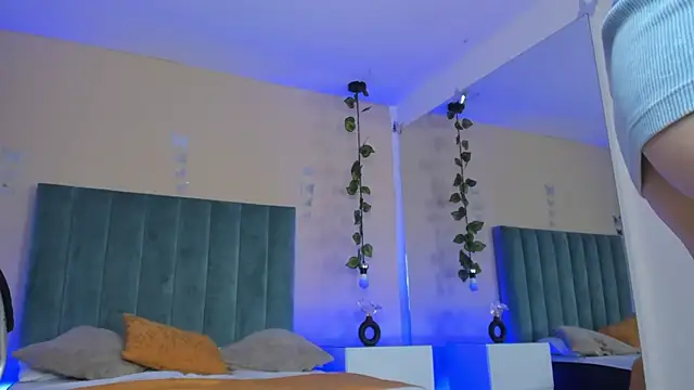 Dahlia Rousse online show from 04.03.26